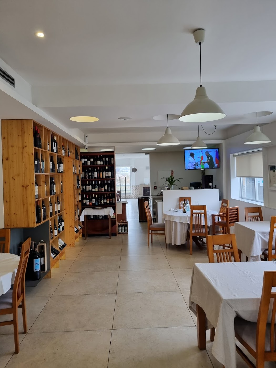 Sala renovada com parede de vinhos