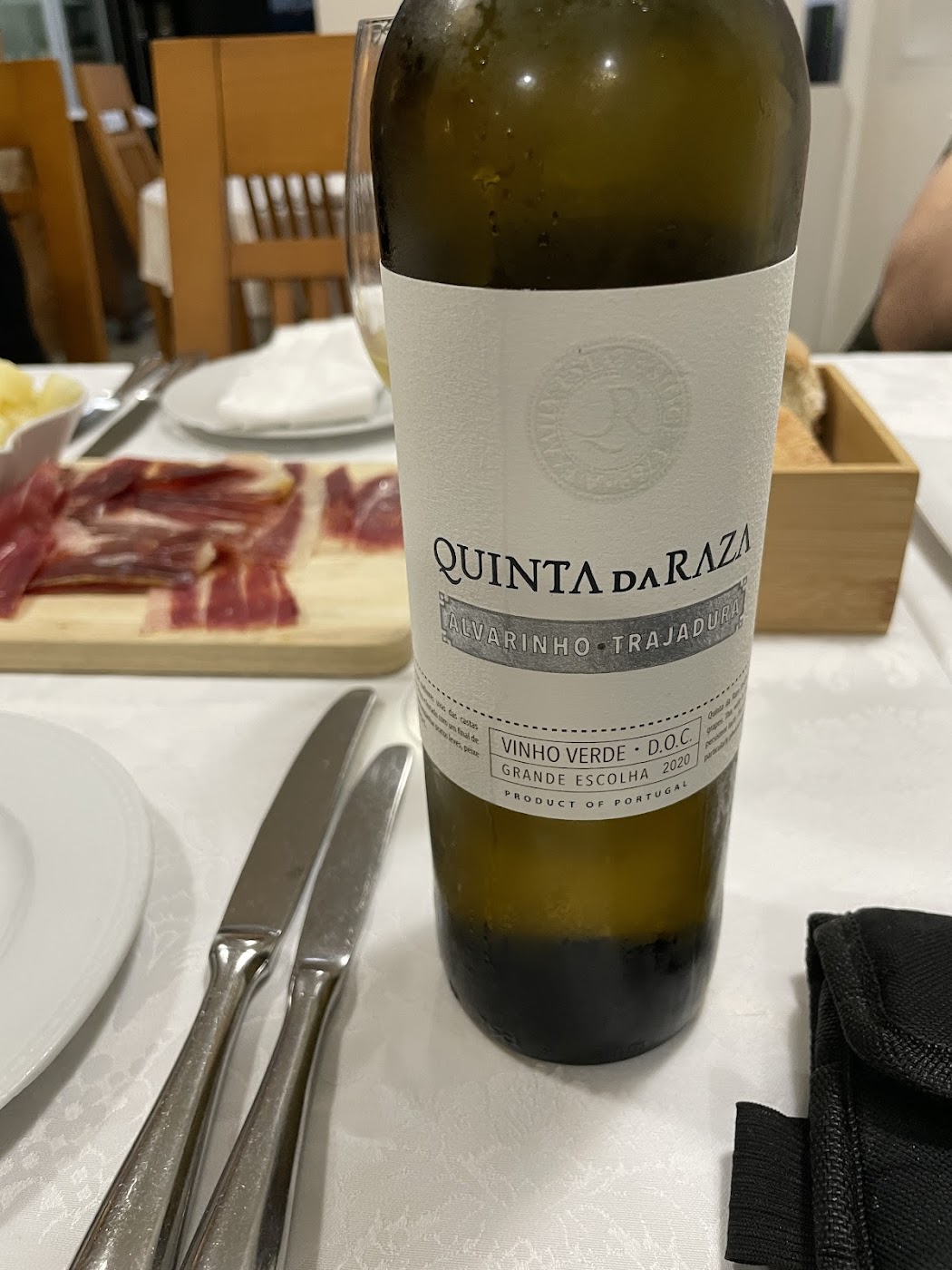 Vinho verde e presunto à mesa