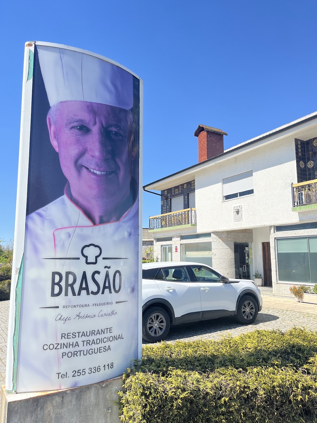 Letreiro do Brasão com fotografia do Chefe António Carvalho