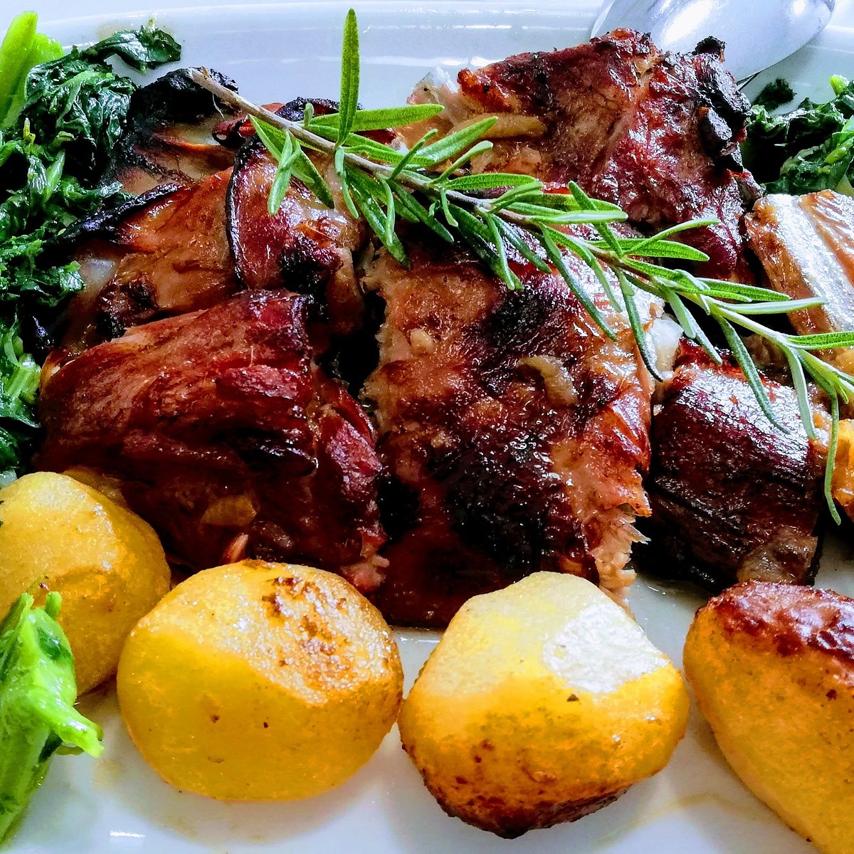 Carne assada com batatas e rosmaninho